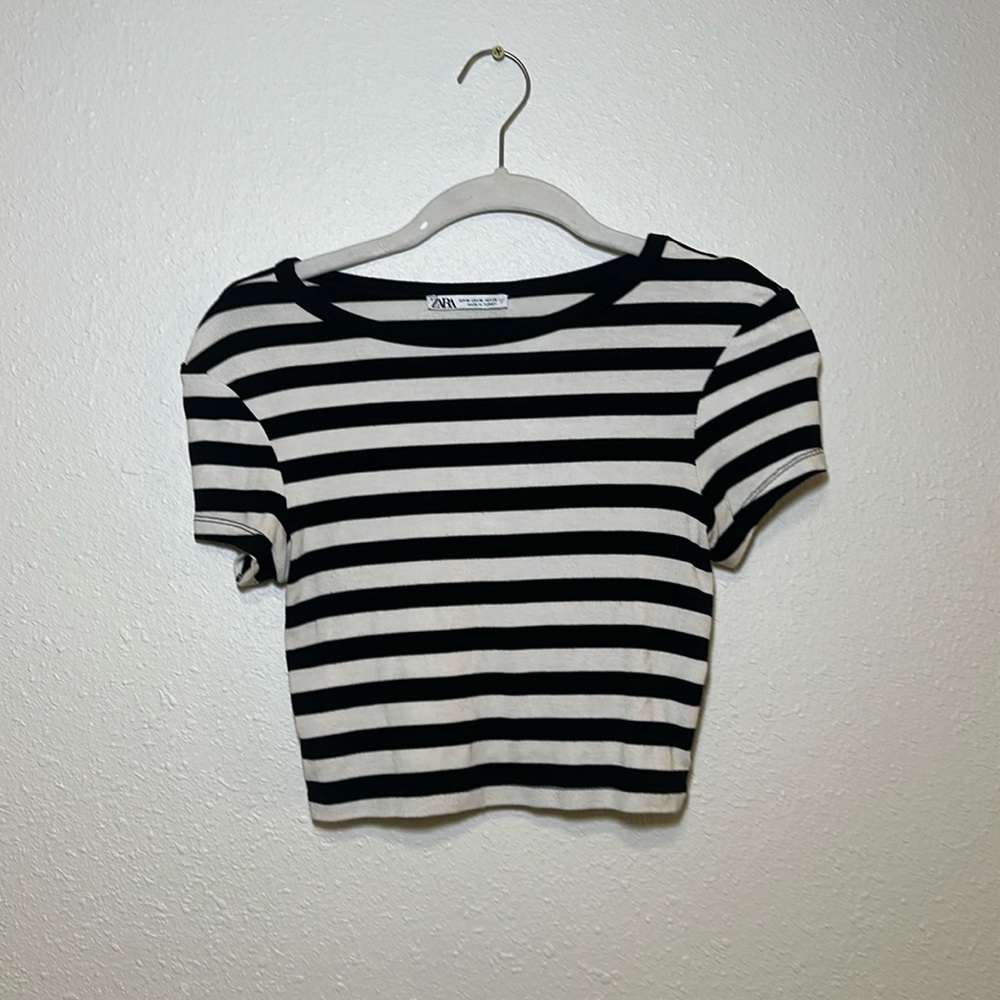 Black and white cropped tee